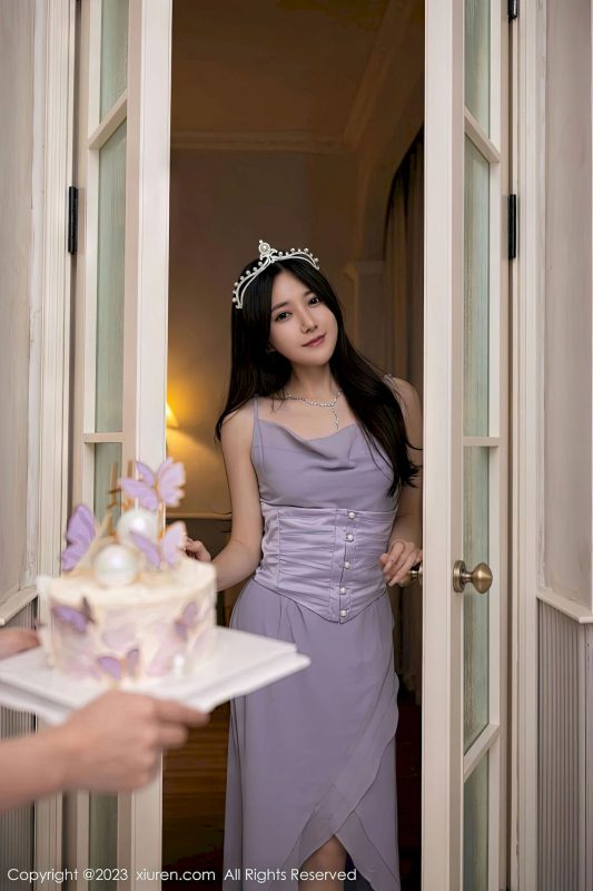 [秀人XiuRen] No.6286 鱼子酱Fish – 紫灰色连衣长裙珠三角旅拍-御萝部落