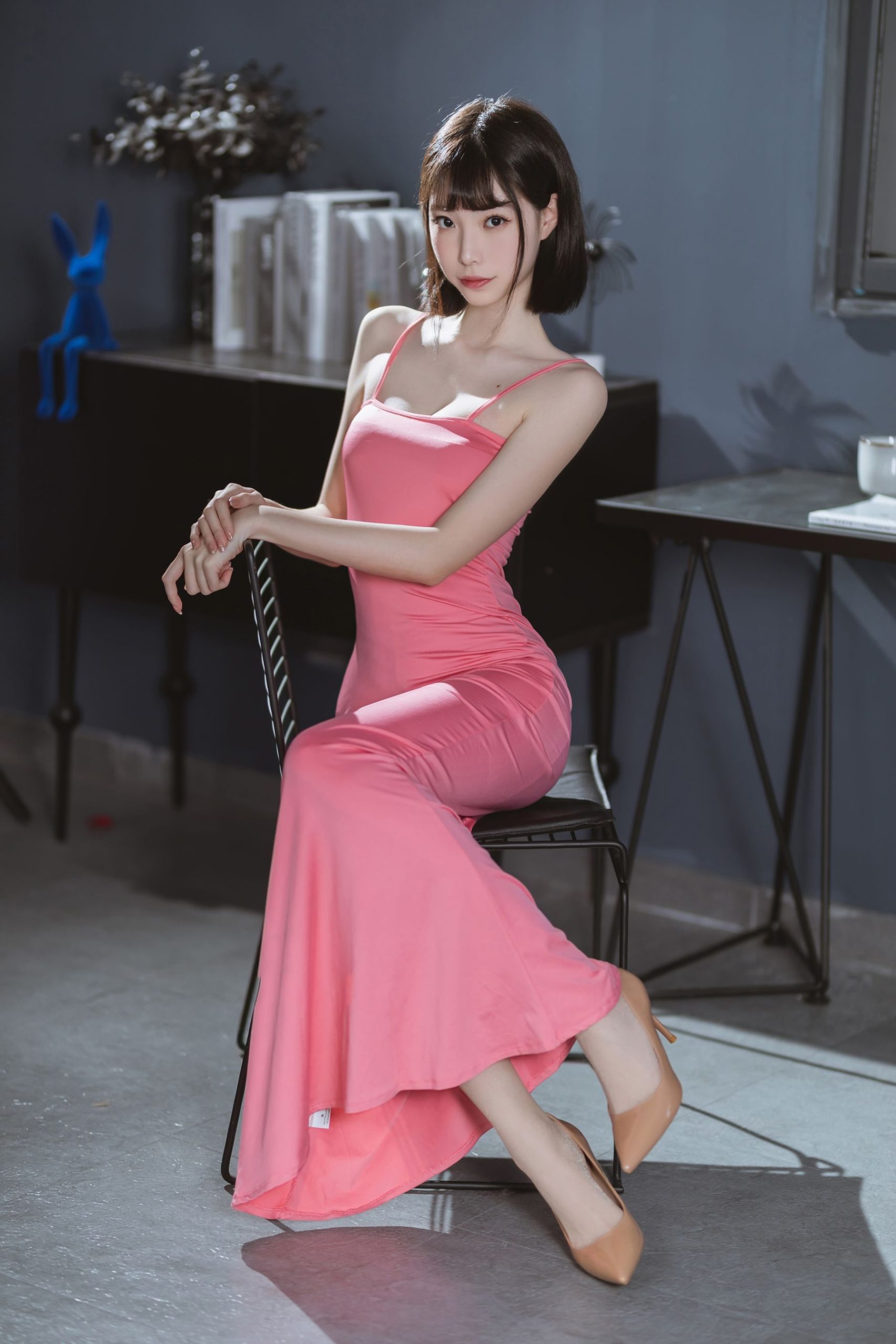 短发美女许岚LAN冷艳面容粉色长裙魅力十足写真-御萝部落-御萝部落