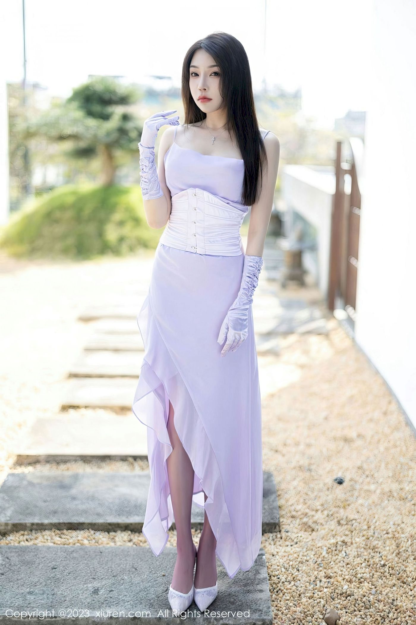 [秀人XiuRen] No.6324 徐莉芝Booty – 淡紫长裙+紫色丝袜性感写真-薇薇部落