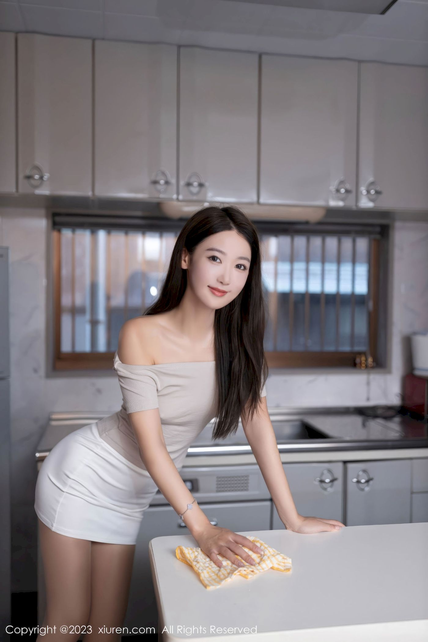 [XiuRen秀人网] No.7689 模特唐安琪 – 浅灰上衣+灰色短裙日本旅拍-薇薇部落