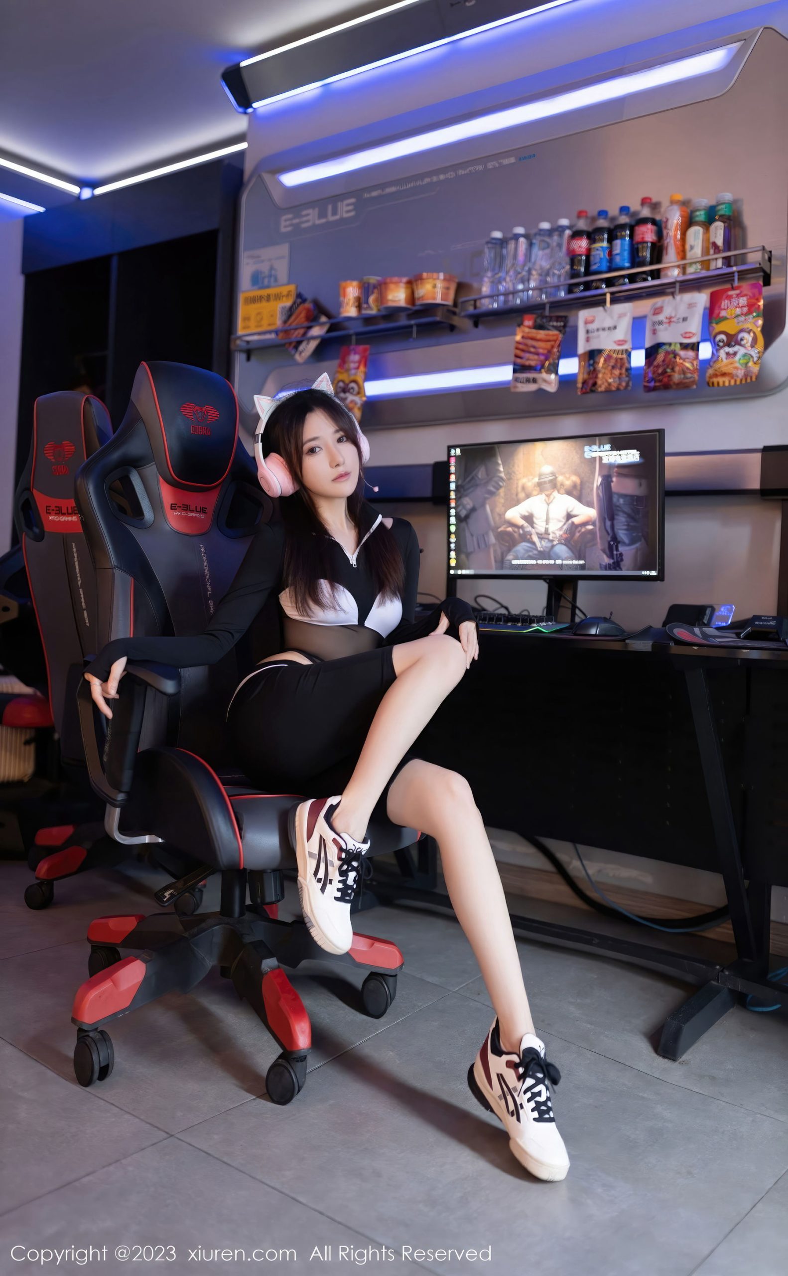 [XiuRen秀人网] No.7361 鱼子酱Fish – 电竞女孩装扮青春写真-薇薇部落