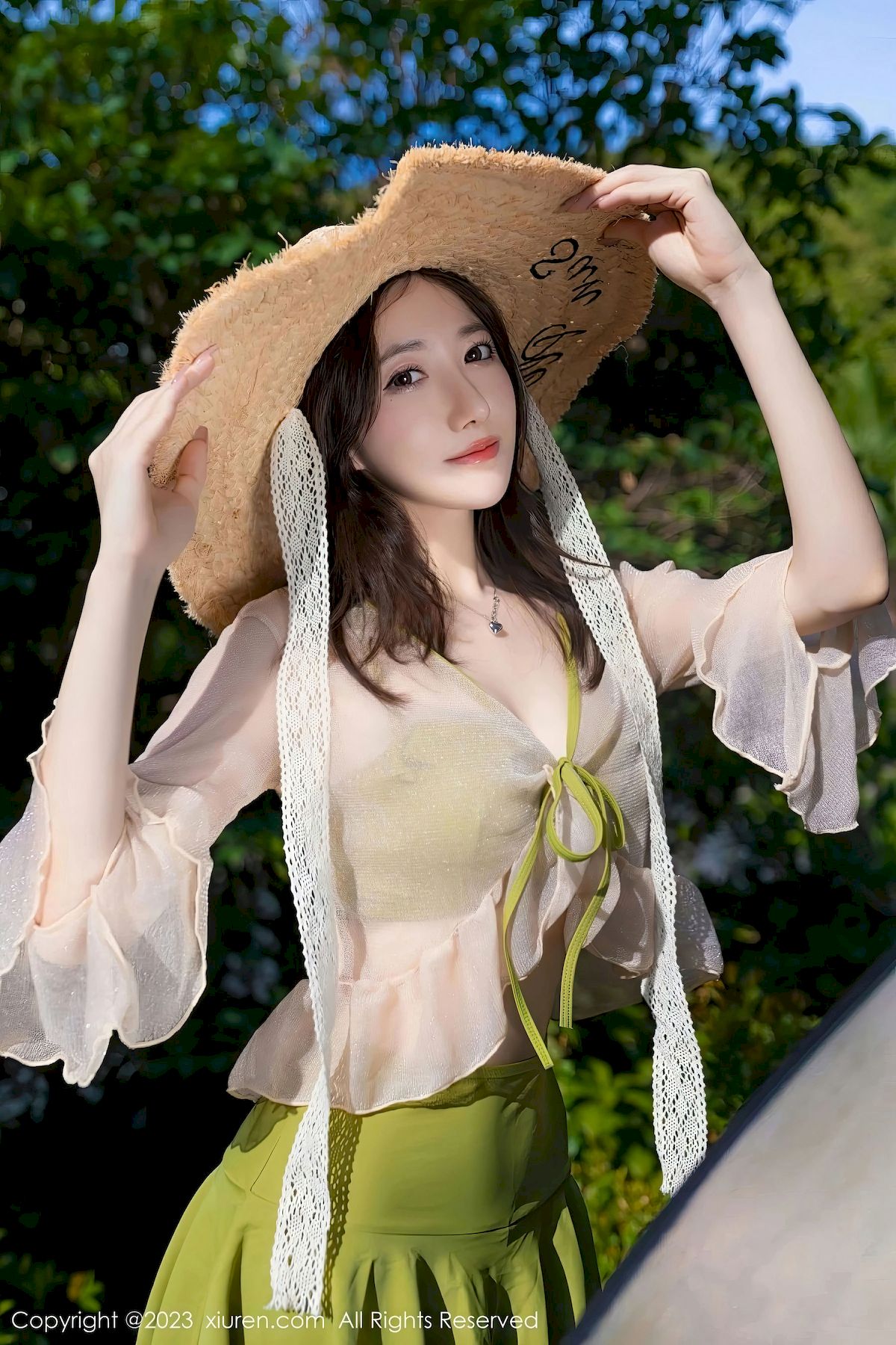 [XiuRen秀人网] No.7189 鱼子酱Fish – 果绿色服饰+泳池场景泰国旅拍-薇薇部落