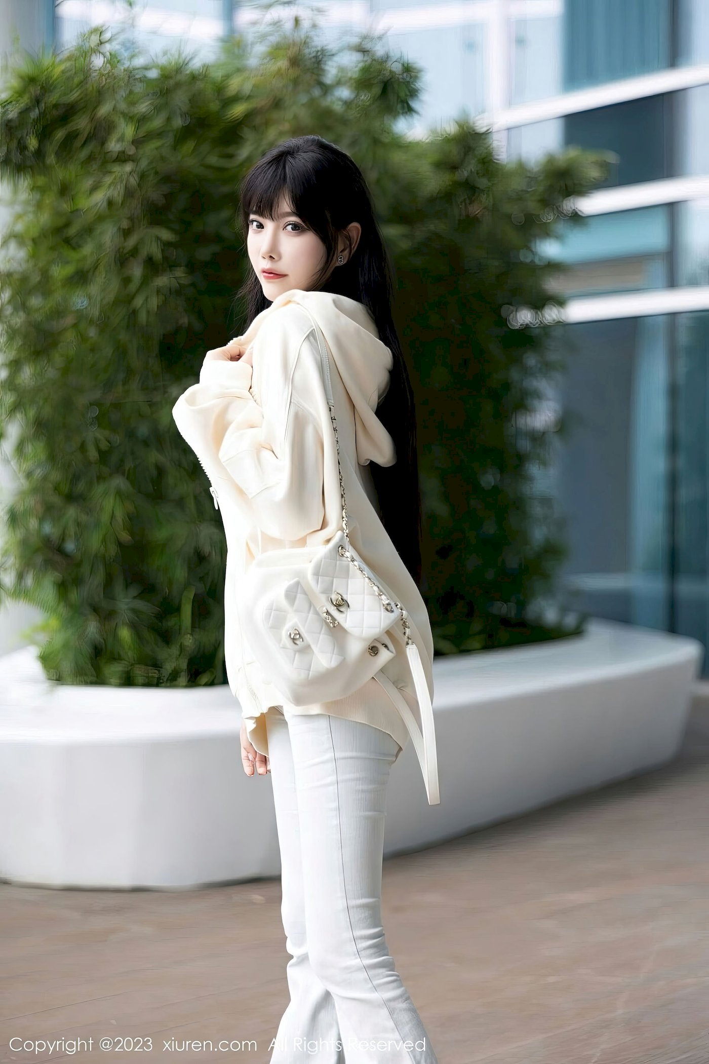 [XiuRen秀人网] No.6707 杨晨晨Yome 白色上衣+牛仔裤海南岛旅拍-薇薇部落