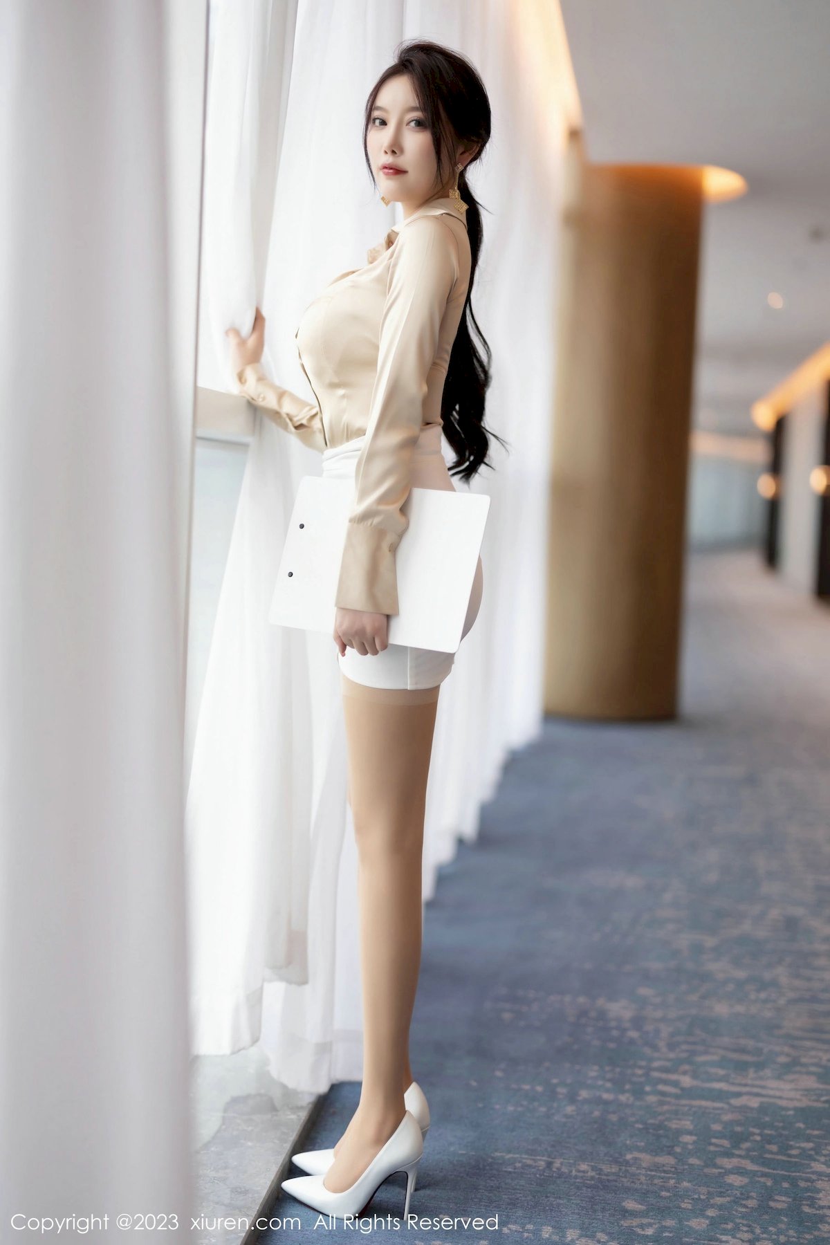 [秀人XiuRen] No.6620 杨晨晨Yome – 浅色上衣+白色短裙海南岛旅拍-薇薇部落