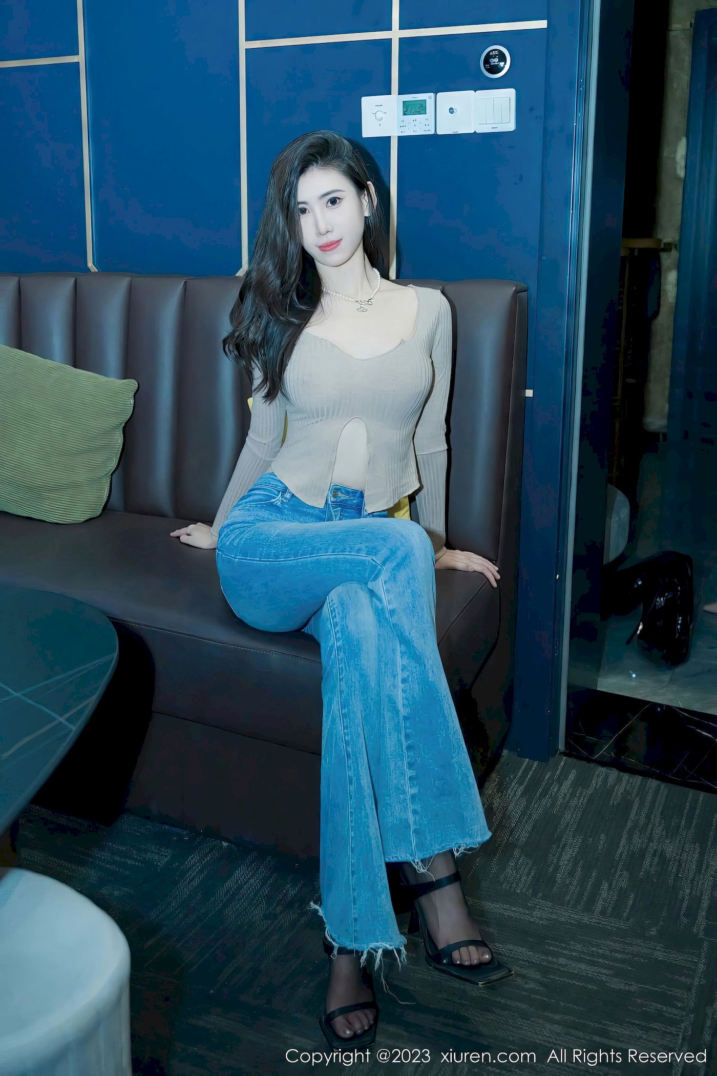 [XiuRen秀人网] No.7041 新人章芃芃 – 杏色上衣+简约牛仔裤性感写真-薇薇部落