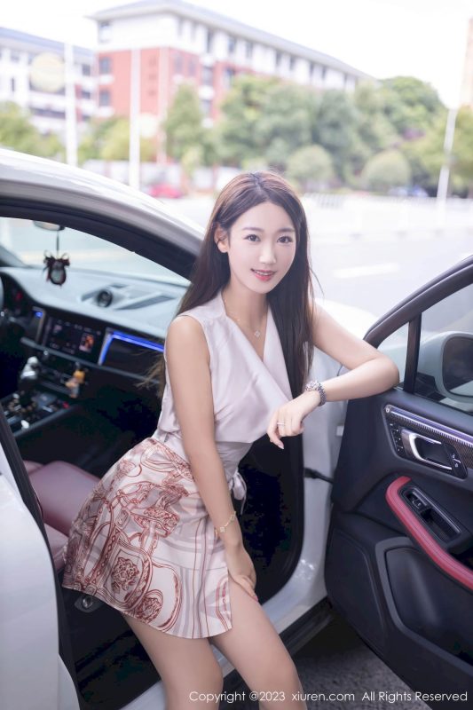 [秀人XiuRen] No.7264 唐安琪 - 淡粉上衣+诱人灰丝珠三角旅拍-薇薇部落