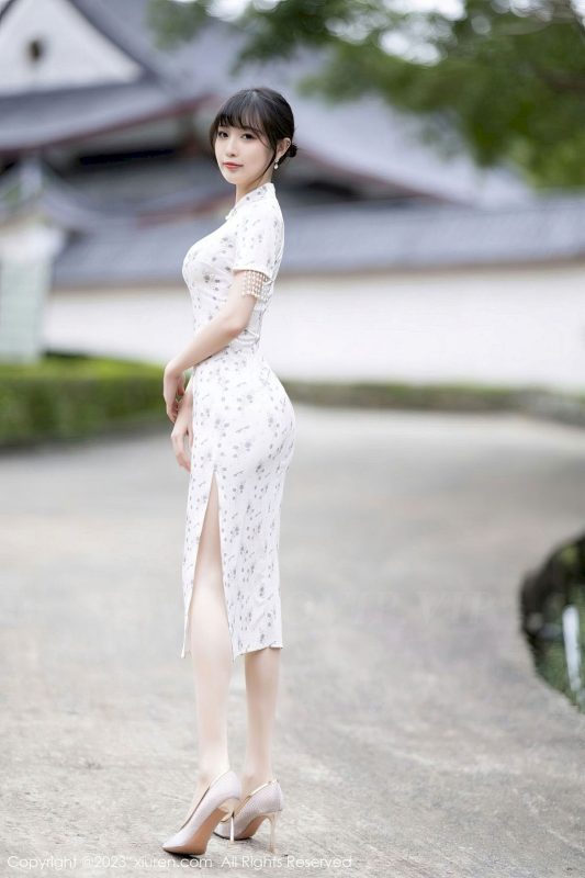 [XiuRen秀人网] No.6346 模特林星阑 - 浅色旗袍+丝袜美腿海南旅拍-薇薇部落