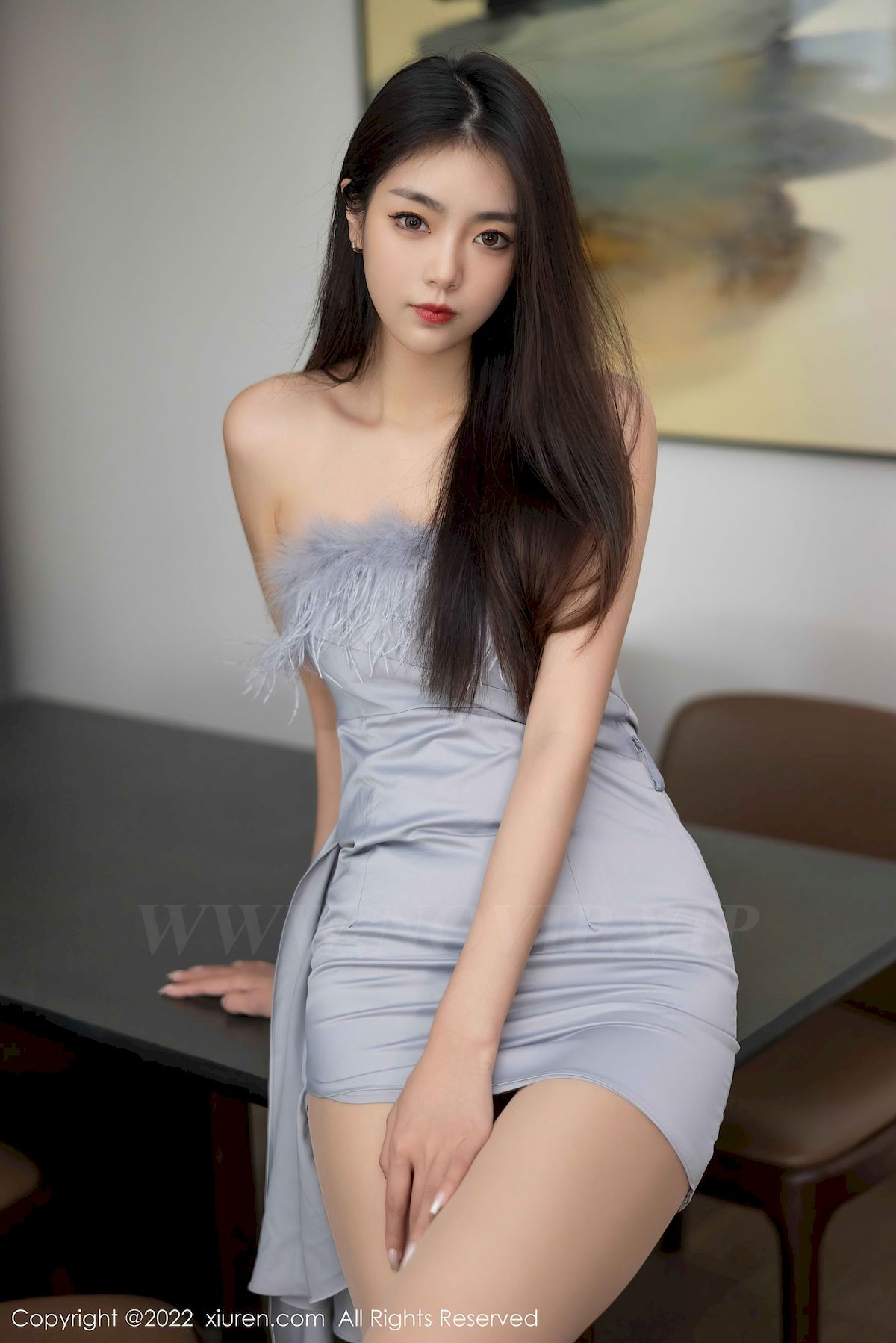 [秀人XiuRen] No.5664 模特可樂Vicky – 露肩连衣短裙+原色丝袜性感写真-薇薇部落