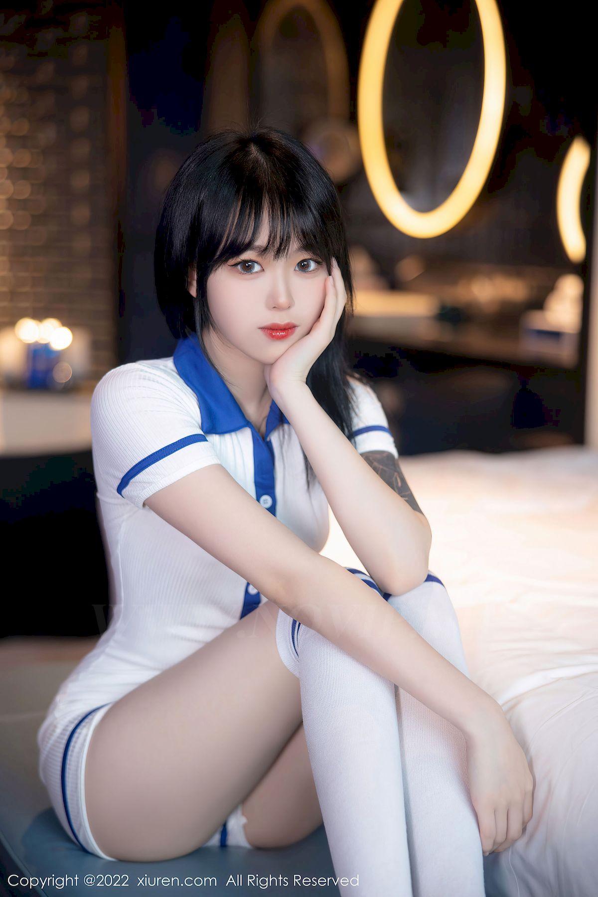 [秀人Xiuren] No.5291 模特奶瓶子 – 水手服饰+白色长袜性感写真-薇薇部落