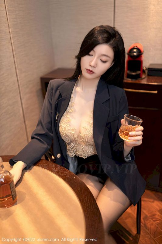 [秀人XiuRen] No.6051 模特安然anran - 职场OL+醉酒主题性感写真-薇薇部落