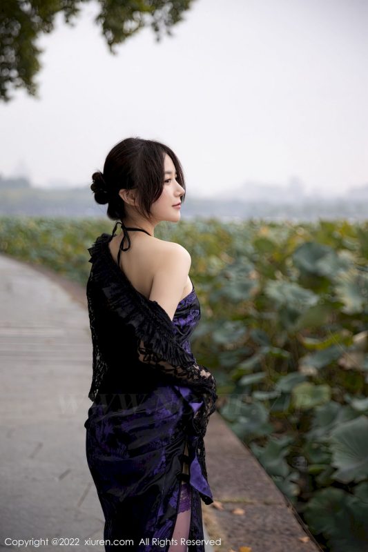 [秀人XiuRen] No.6074 模特鱼子酱Fish - 暗紫连衣裙+紫色丝袜迷人旅拍-薇薇部落