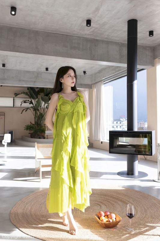 [秀人XiuRen] No.5979 模特鱼子酱Fish - 多色长裙+情趣睡裙明艳旅拍-薇薇部落