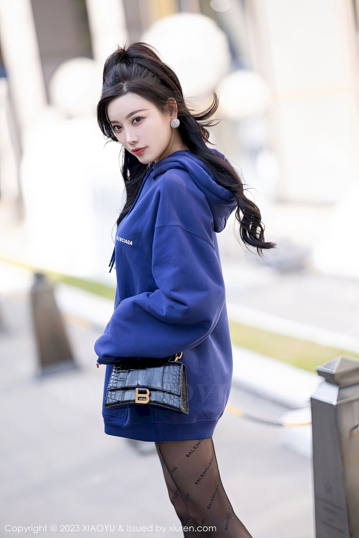 [语画界XIAOYU] Vol.946 女神杨晨晨Yome – 蓝色外套+魅惑黑丝私房写真-薇薇部落