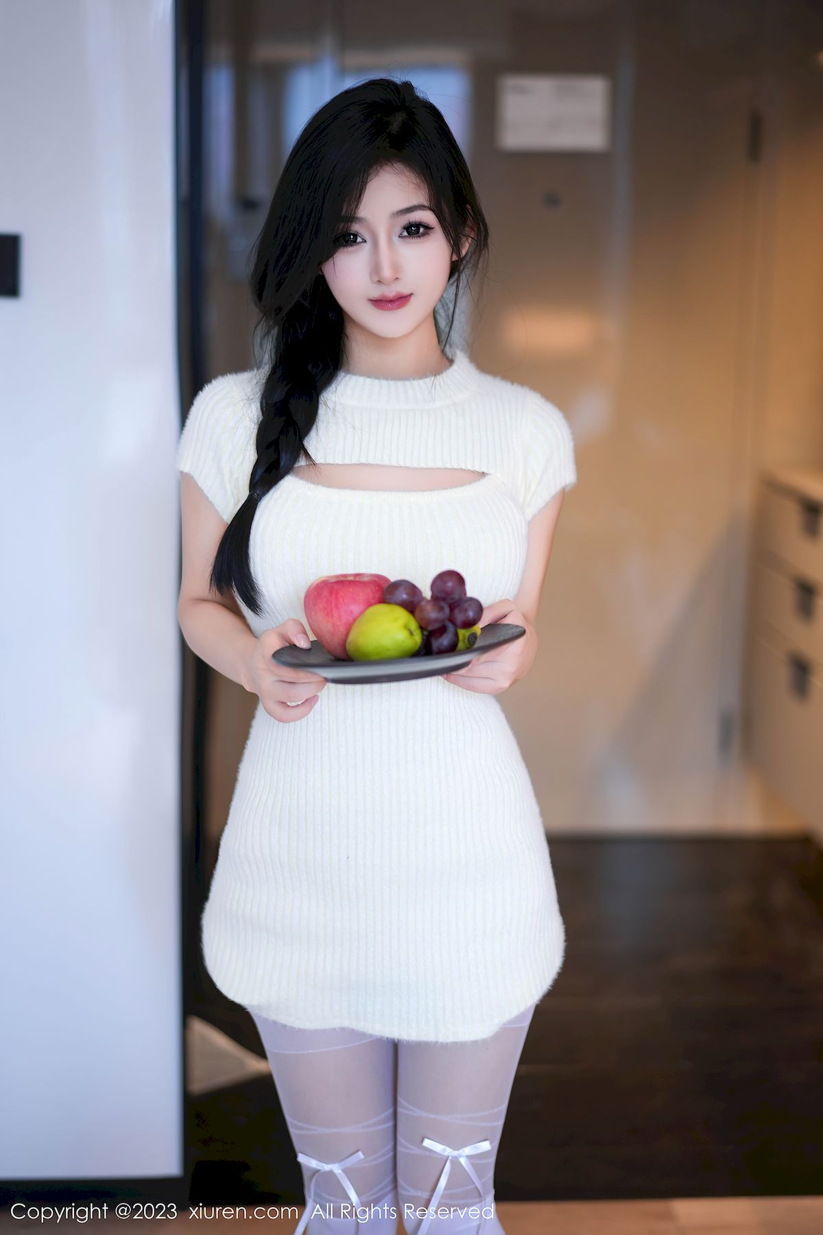 谭小灵连衣短裙搭配白色丝袜性感写真