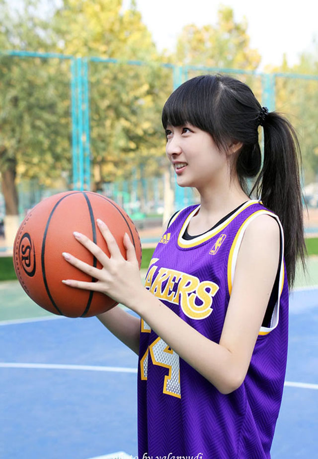 阳光少女身着科比战衣1