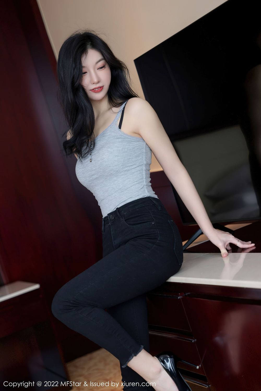 美女模特人间荒糖浅灰色上衣搭配黑色牛仔裤写真