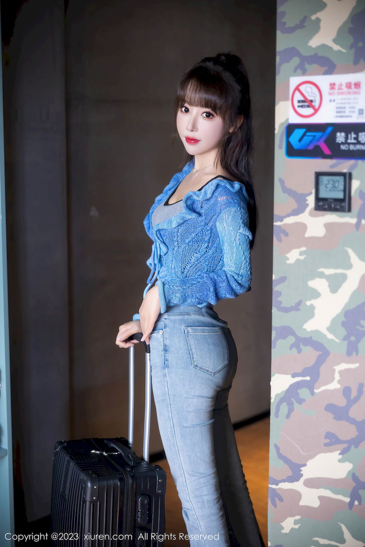 白笑笑蓝色上衣搭配简约牛仔裤性感写真