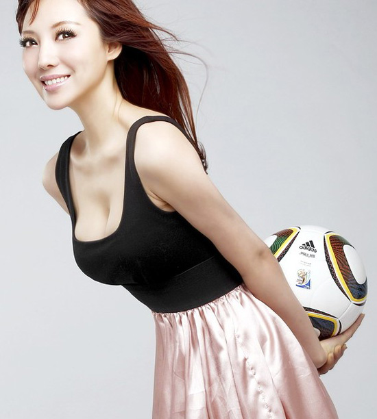 足球宝贝半裸出镜秀身材1