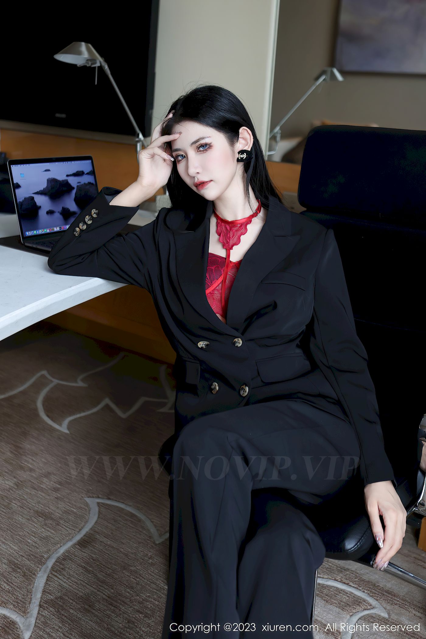 依娜Yina深色西服搭配简约长裤首套写真