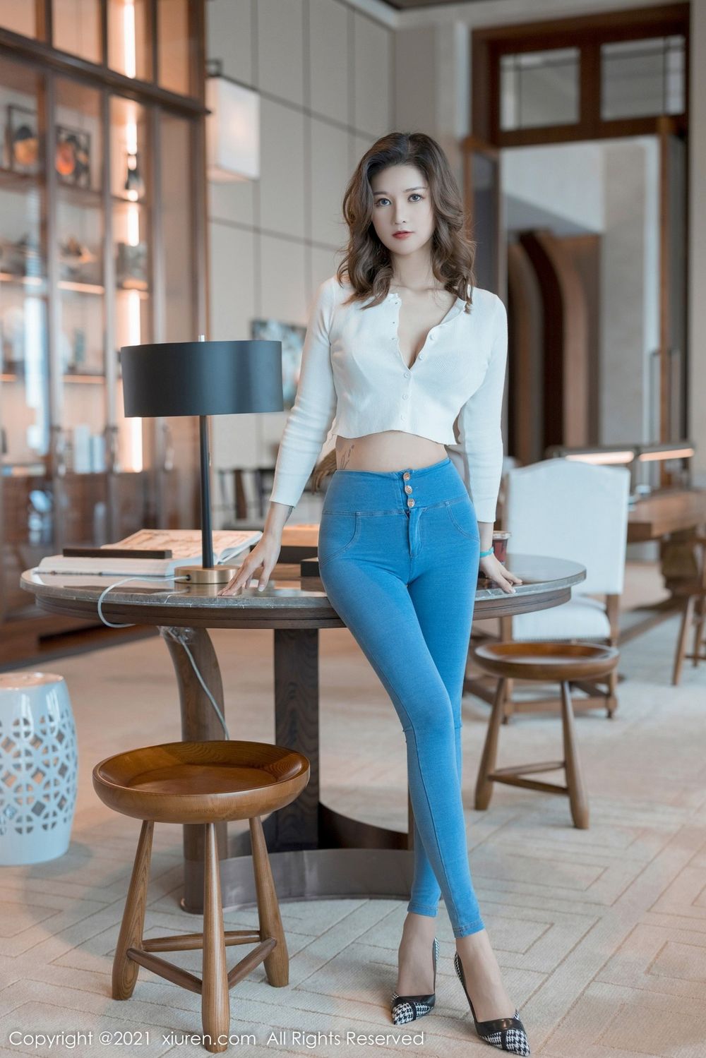 美女模特文芮jeninfer白色深V上衣紧身牛仔裤性感写真