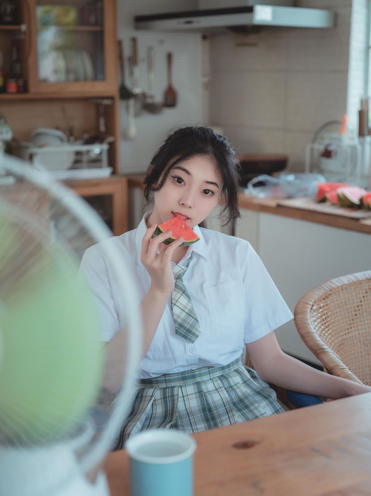 邻家小妹JK制服搭配格子裙清纯风格写真