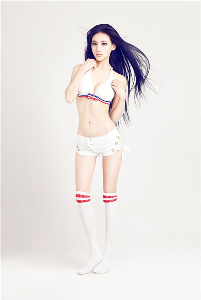 足球宝贝郑邱芊风情万种1