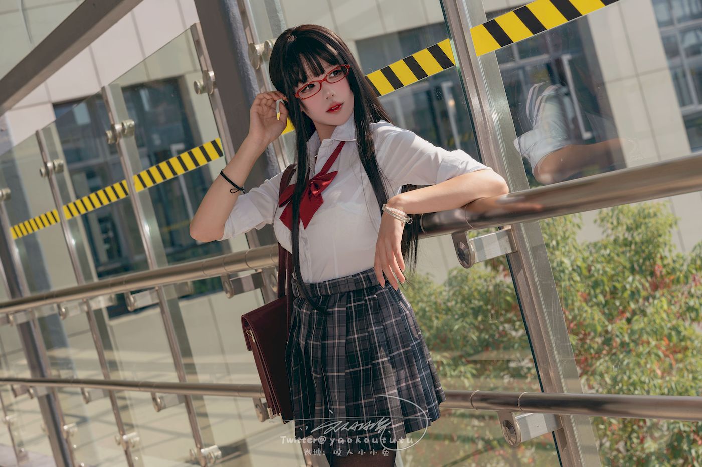 咬一口兔娘黑丝格子裙JK制服电车场景美图