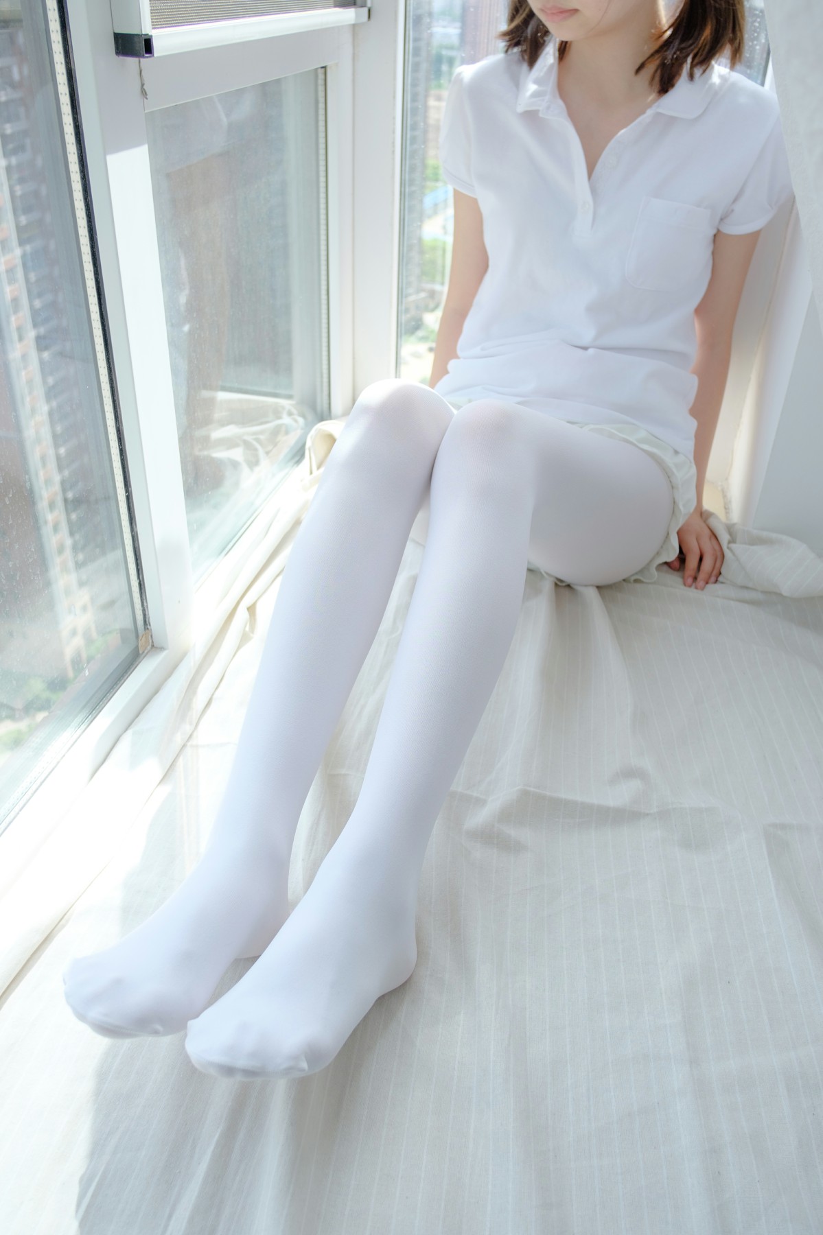 图片[1]-[森萝财团]R15-018窗台上的白丝少女 – COSPLAY-御萝部落