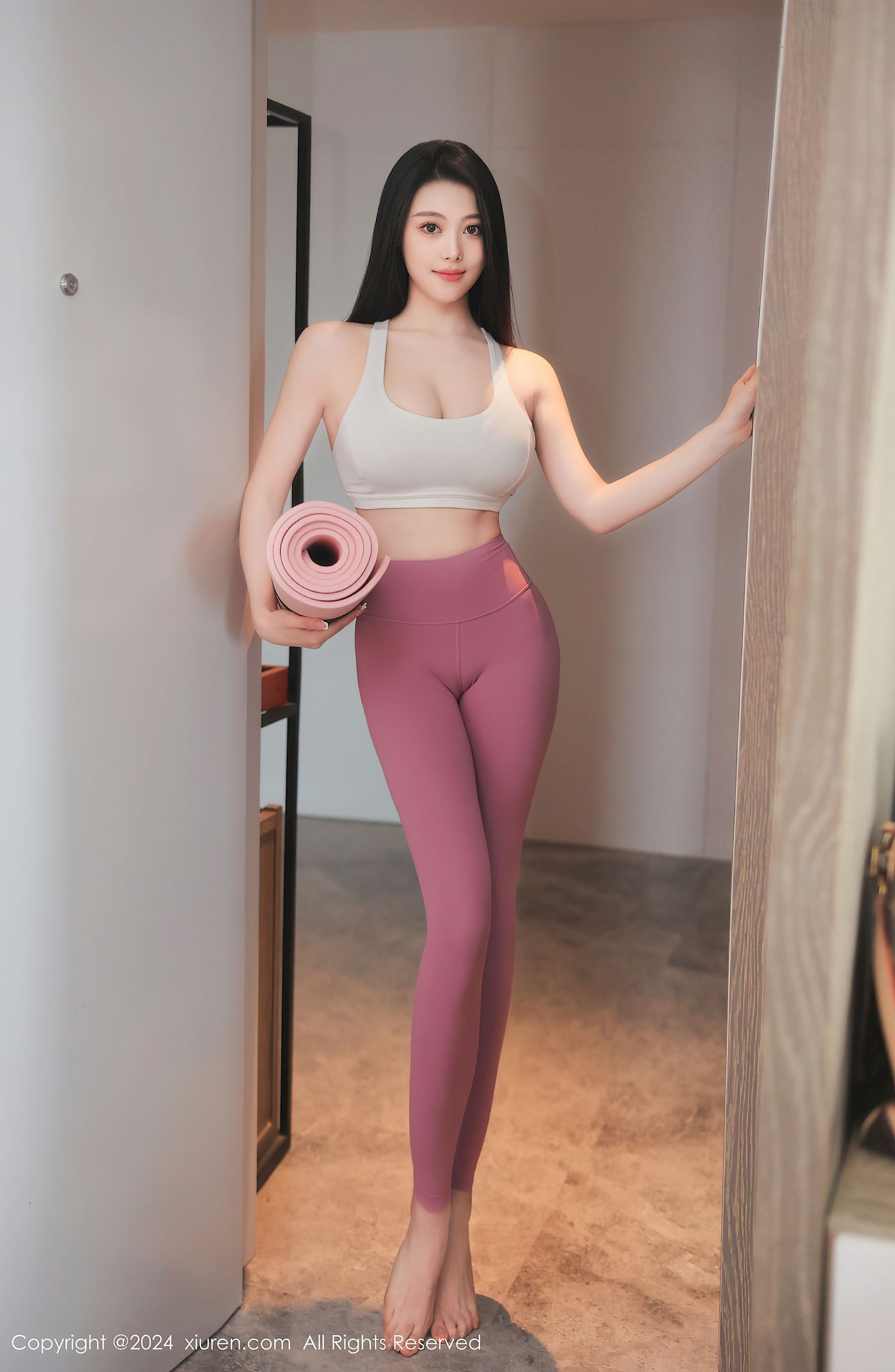 清妙粉色瑜伽服饰苗条身姿首套写真