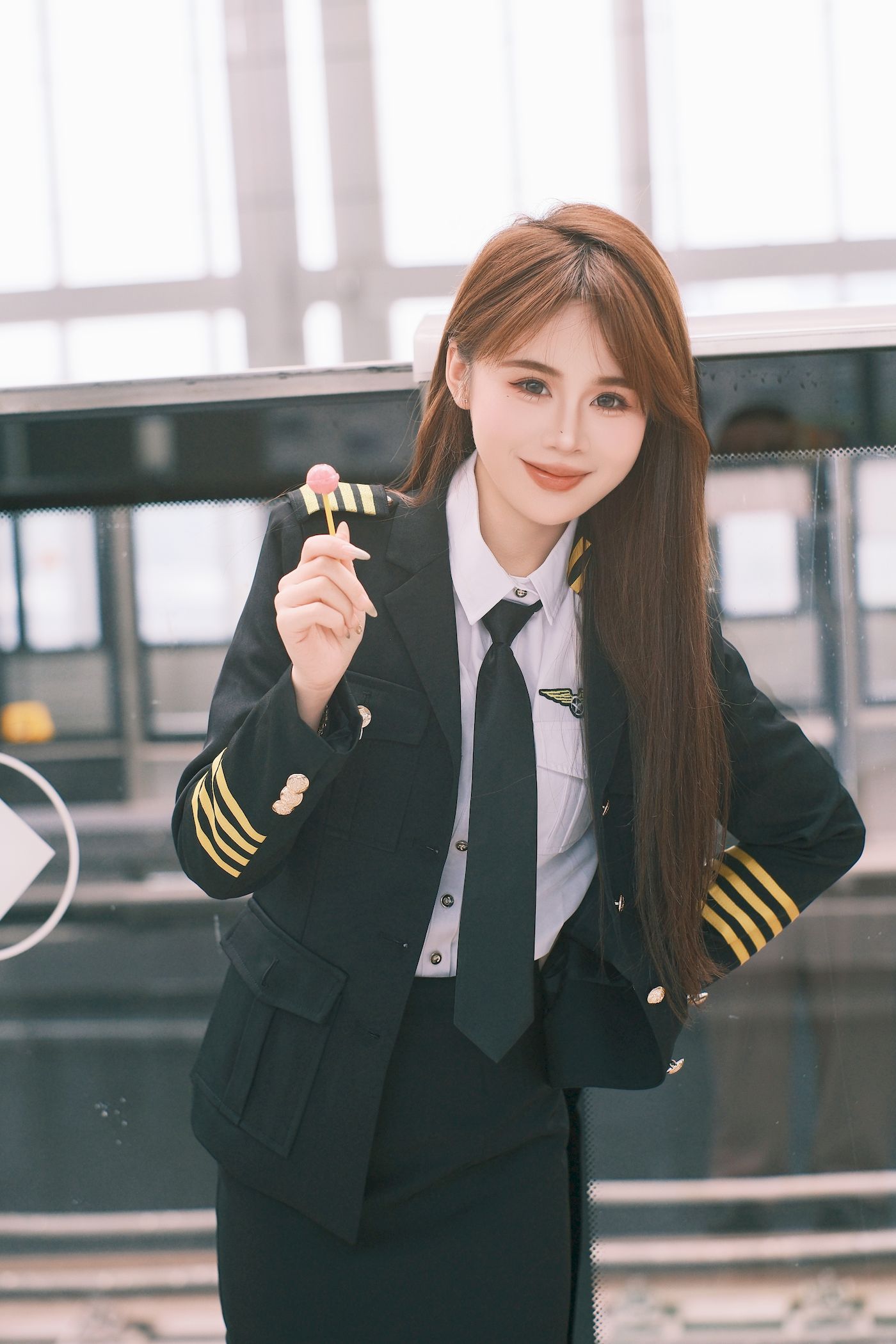 泡芙小方口含棒棒糖女警制服地铁站随拍