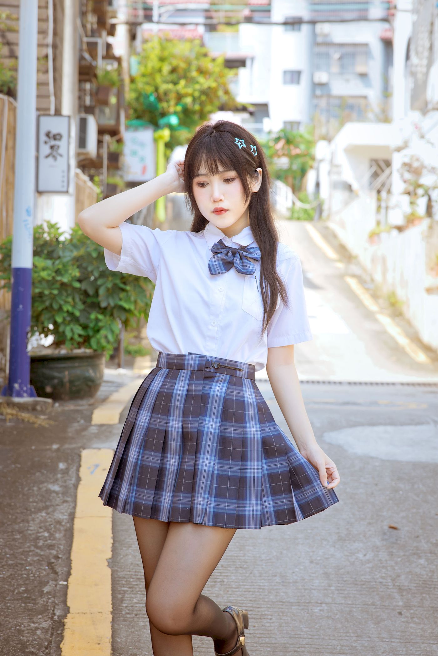 不呆猫身穿学生装JK制服搭配黑丝美腿妩媚写真-御萝部落