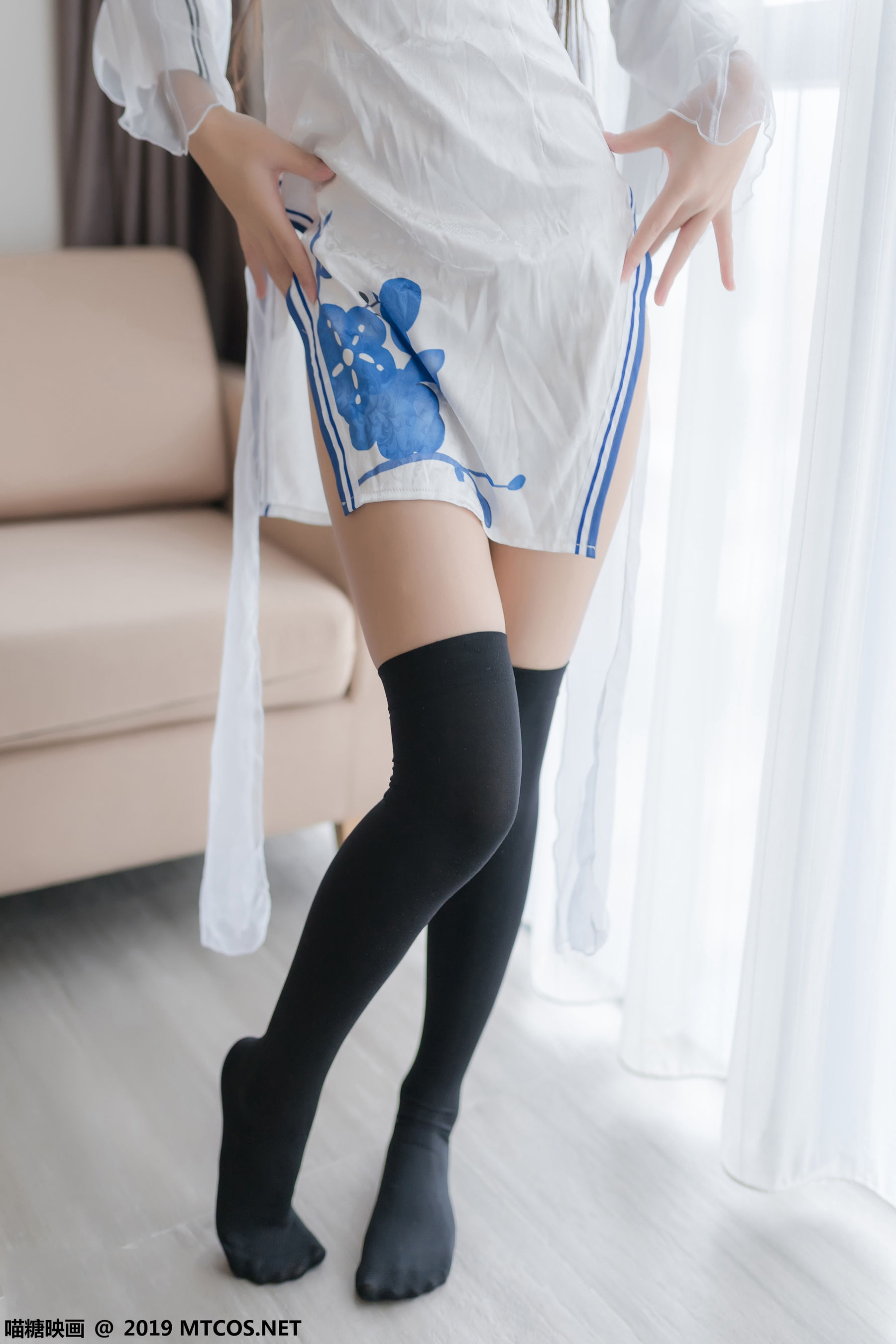 不呆猫青花瓷旗袍搭配黑色半截袜写真