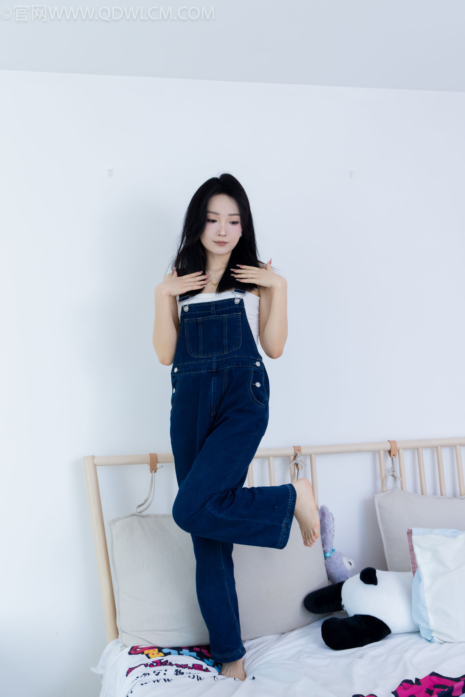 正妹嘟嘟牛仔背带裤居家女友视角写真