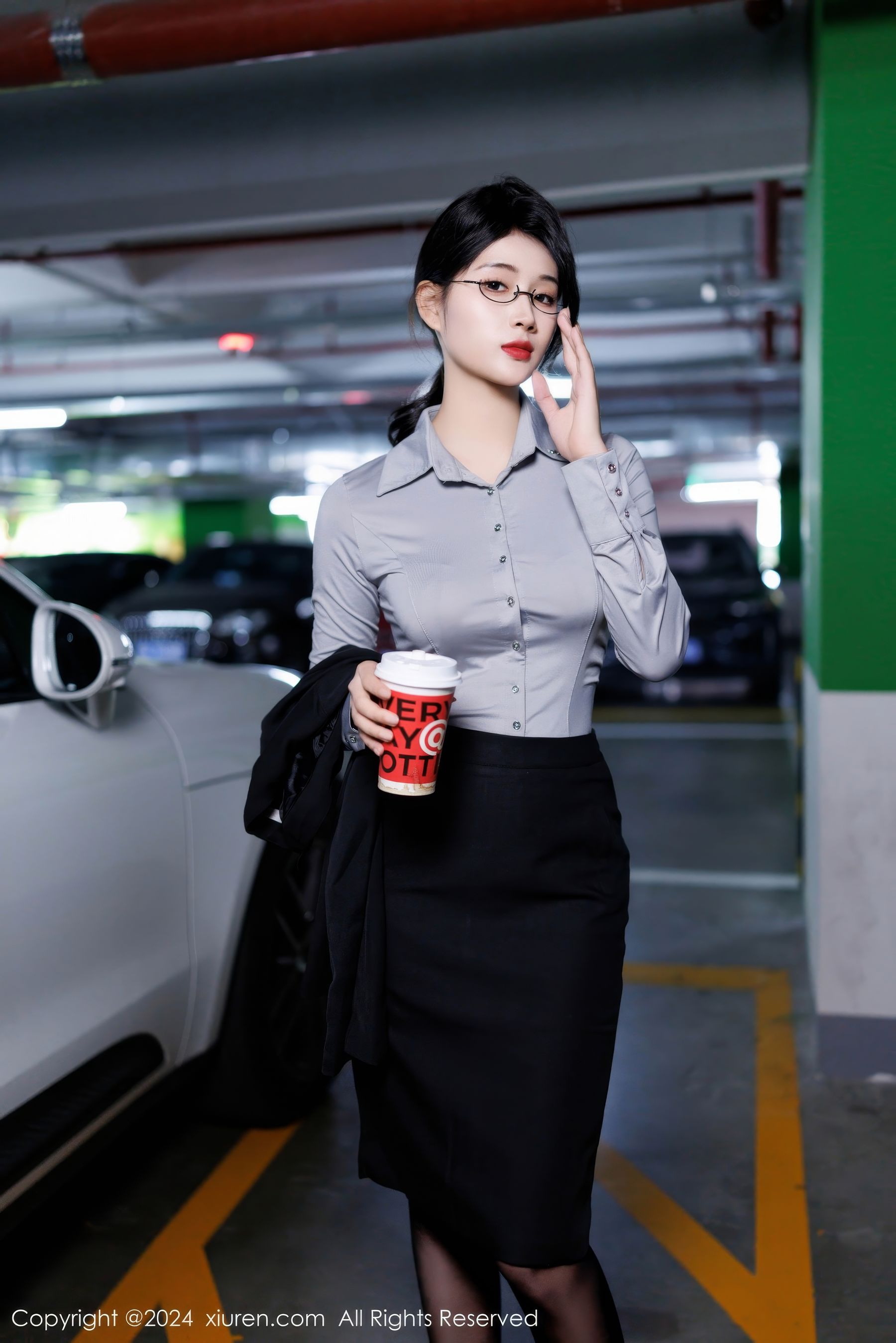 南乔 - OL服饰+黑色短裙首套写真