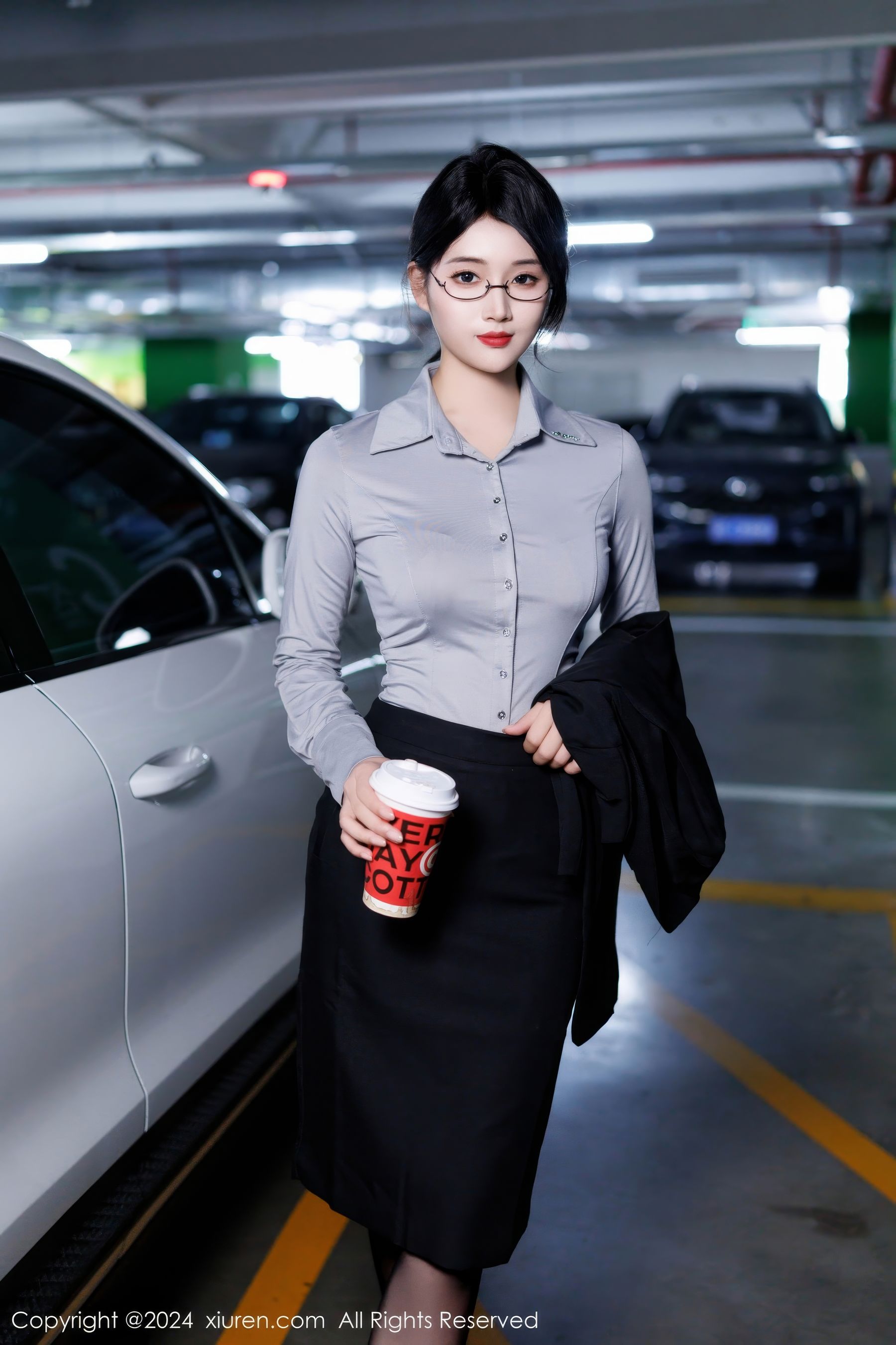 南乔 - OL服饰+黑色短裙首套写真