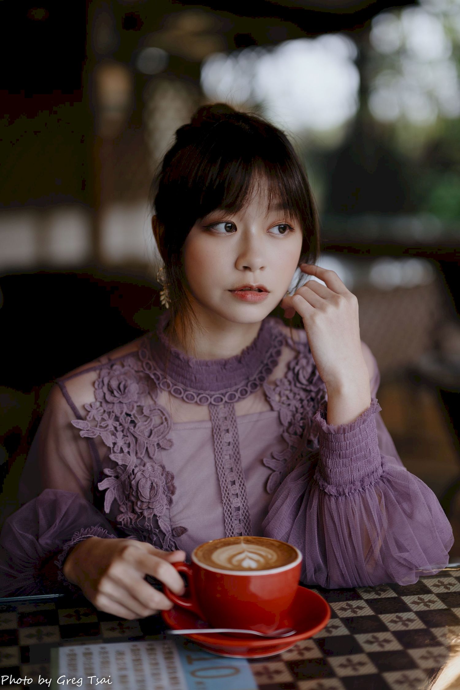 极品美女畊畊浅紫色蕾丝上衣花园暖调氛围摄影‌-御萝部落