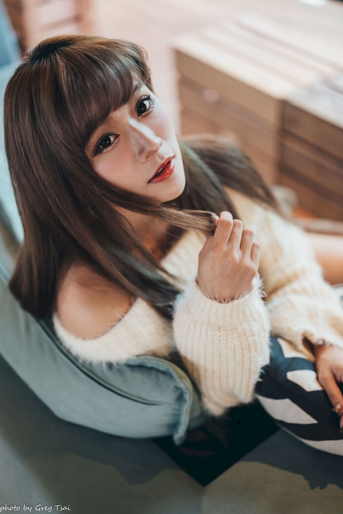 凯云身着‌白色毛绒针织上衣户外慵懒写真