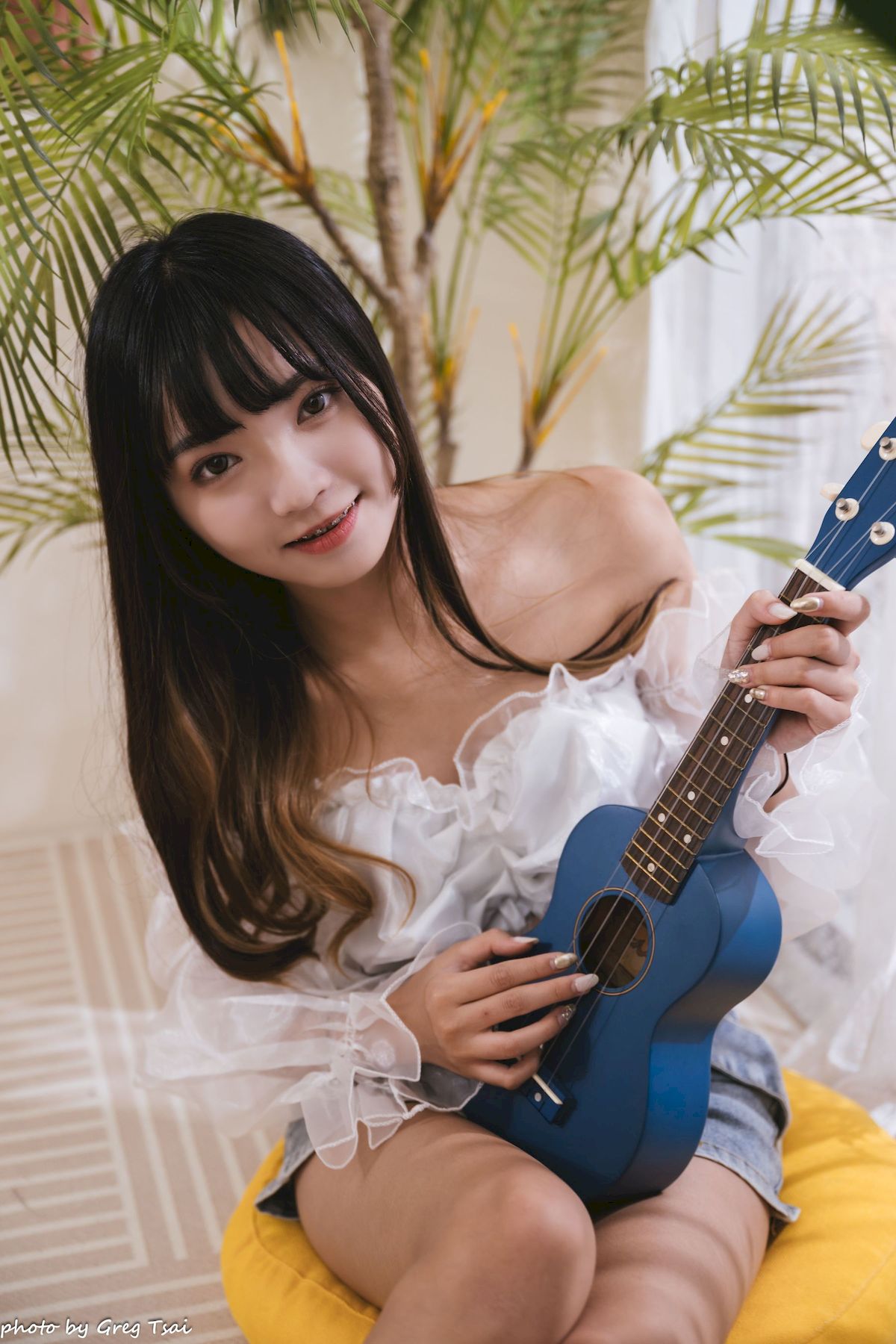 性感少女小穎蕾丝上衣牛仔短裙手握小吉他写真-御萝部落