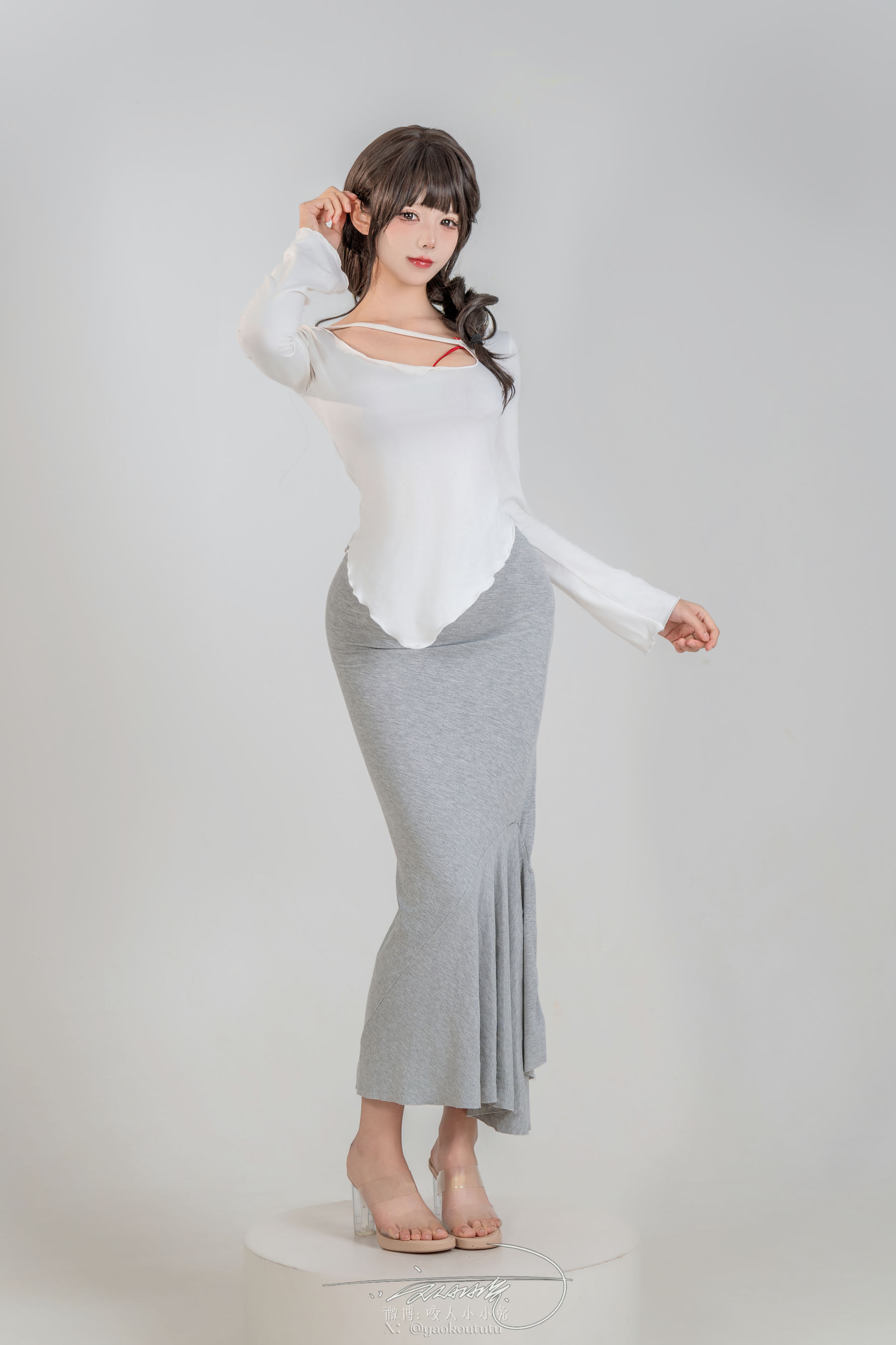 咬一口兔娘白色上衣灰色长裙傲人曲线阳光写真-御萝部落