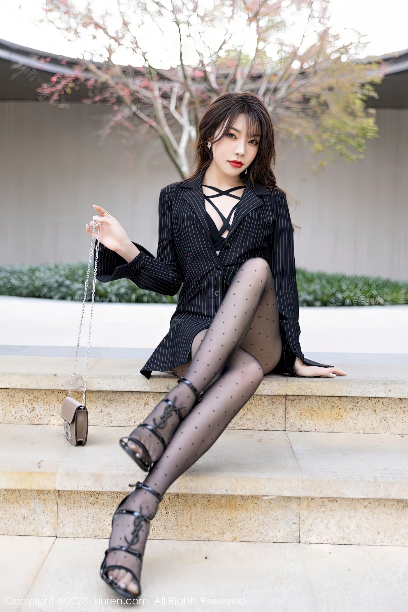 徐莉芝Booty - 条纹上衣+圆点黑丝性感写真