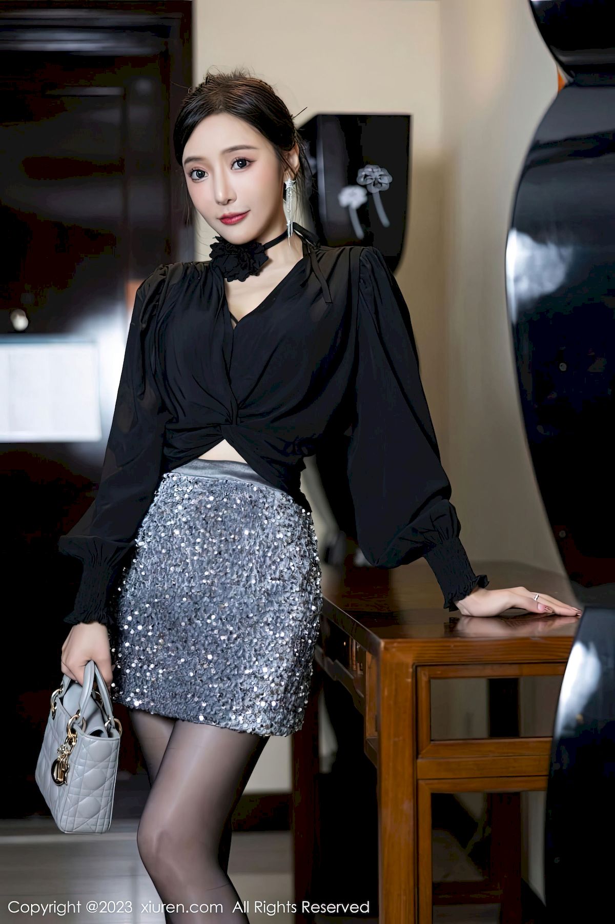 图片[7]-[秀人XiuRen] No.6215 女神王馨瑶yanni – 黑丝上衣+银灰短裙写真-薇薇部落