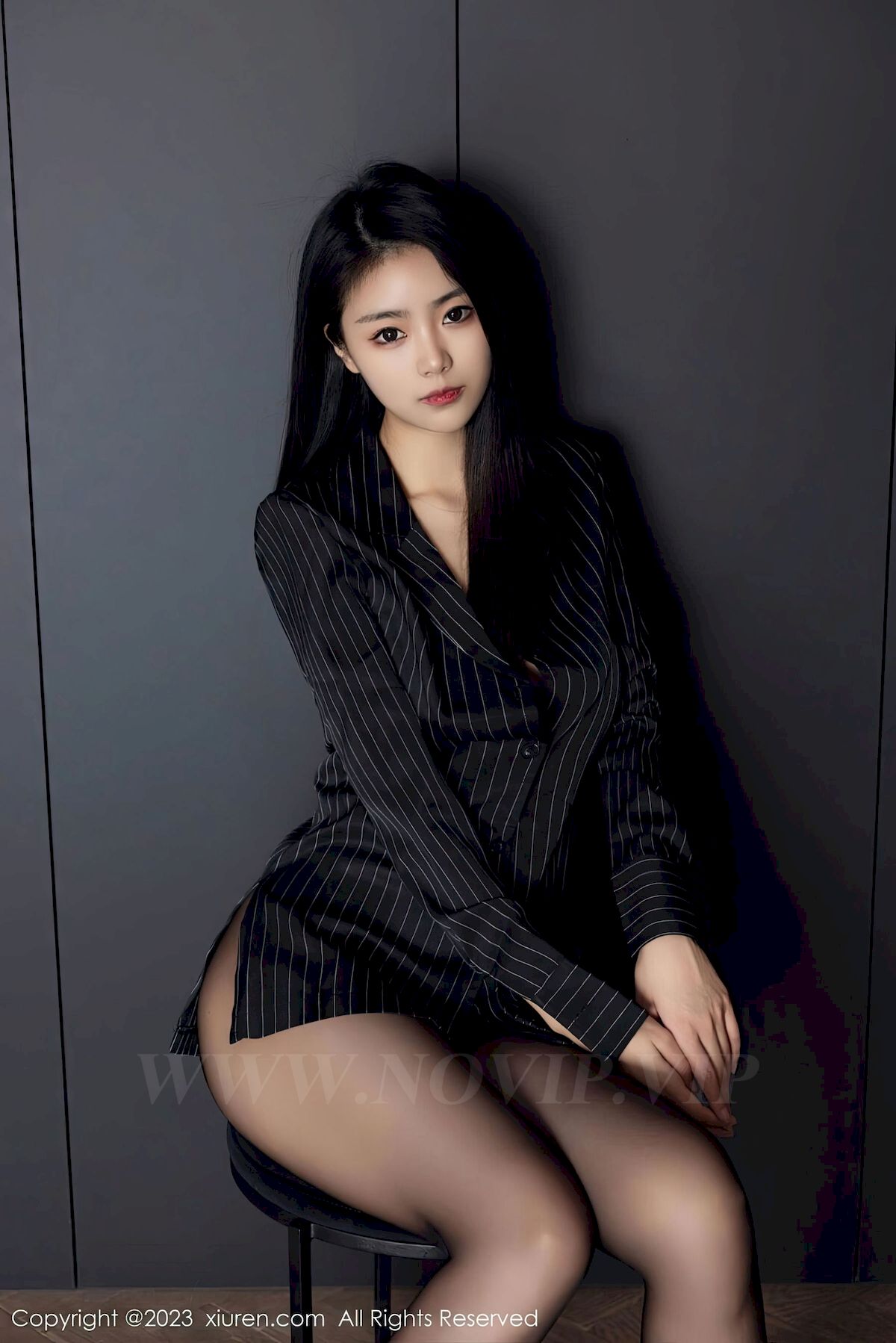 图片[6]-[秀人XiuRen] No.6677 模特可乐Vicky – 条纹上衣+魅惑黑丝性感写真-薇薇部落