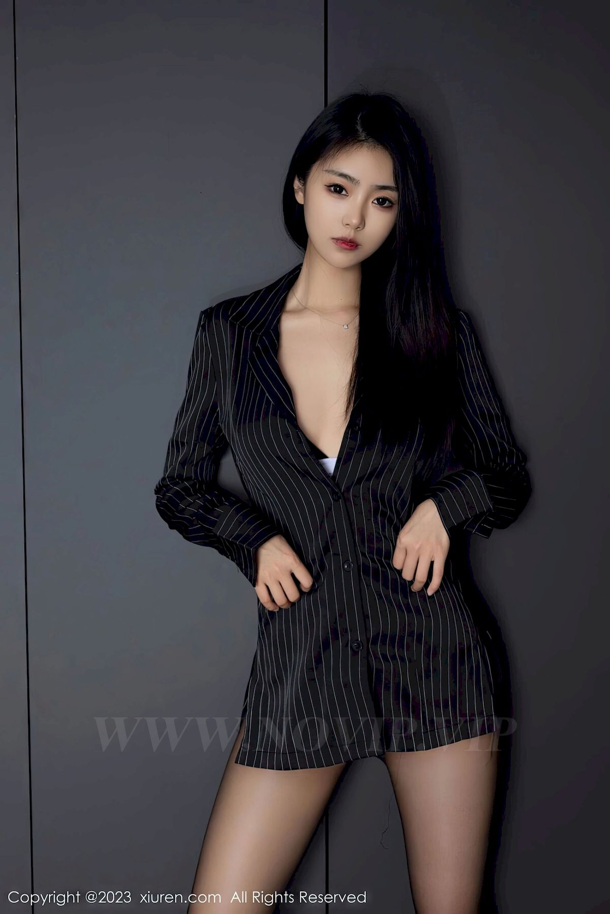 图片[4]-[秀人XiuRen] No.6677 模特可乐Vicky – 条纹上衣+魅惑黑丝性感写真-薇薇部落