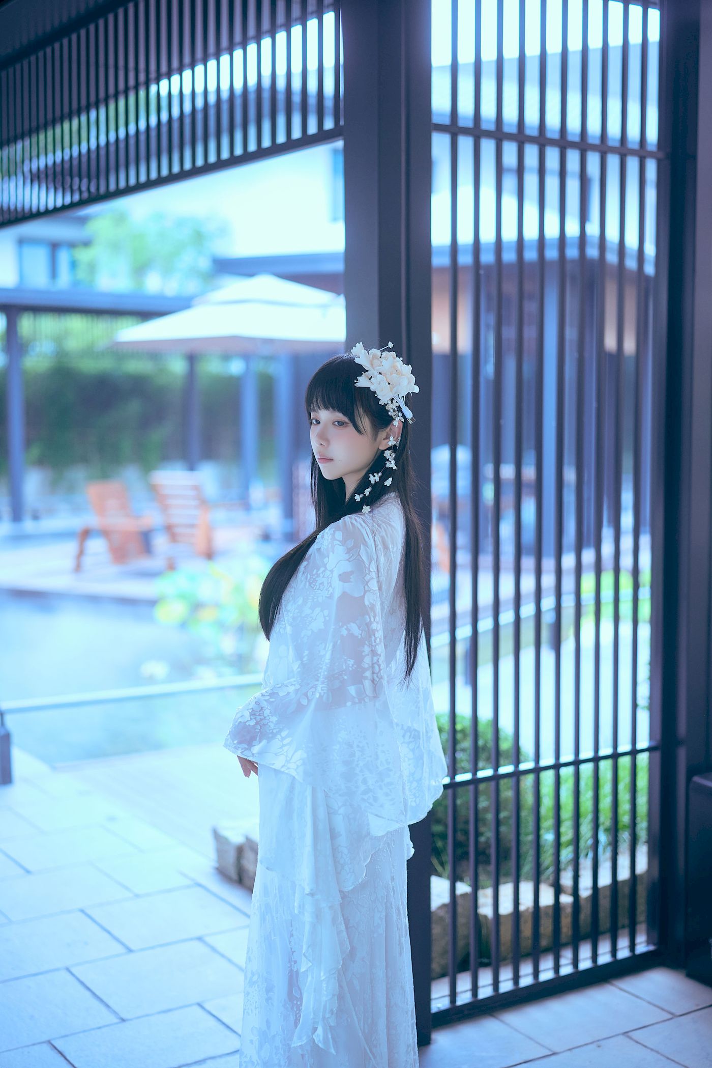 白裙美女Shika小鹿鹿黑发点缀白花发饰性感写真-薇薇部落