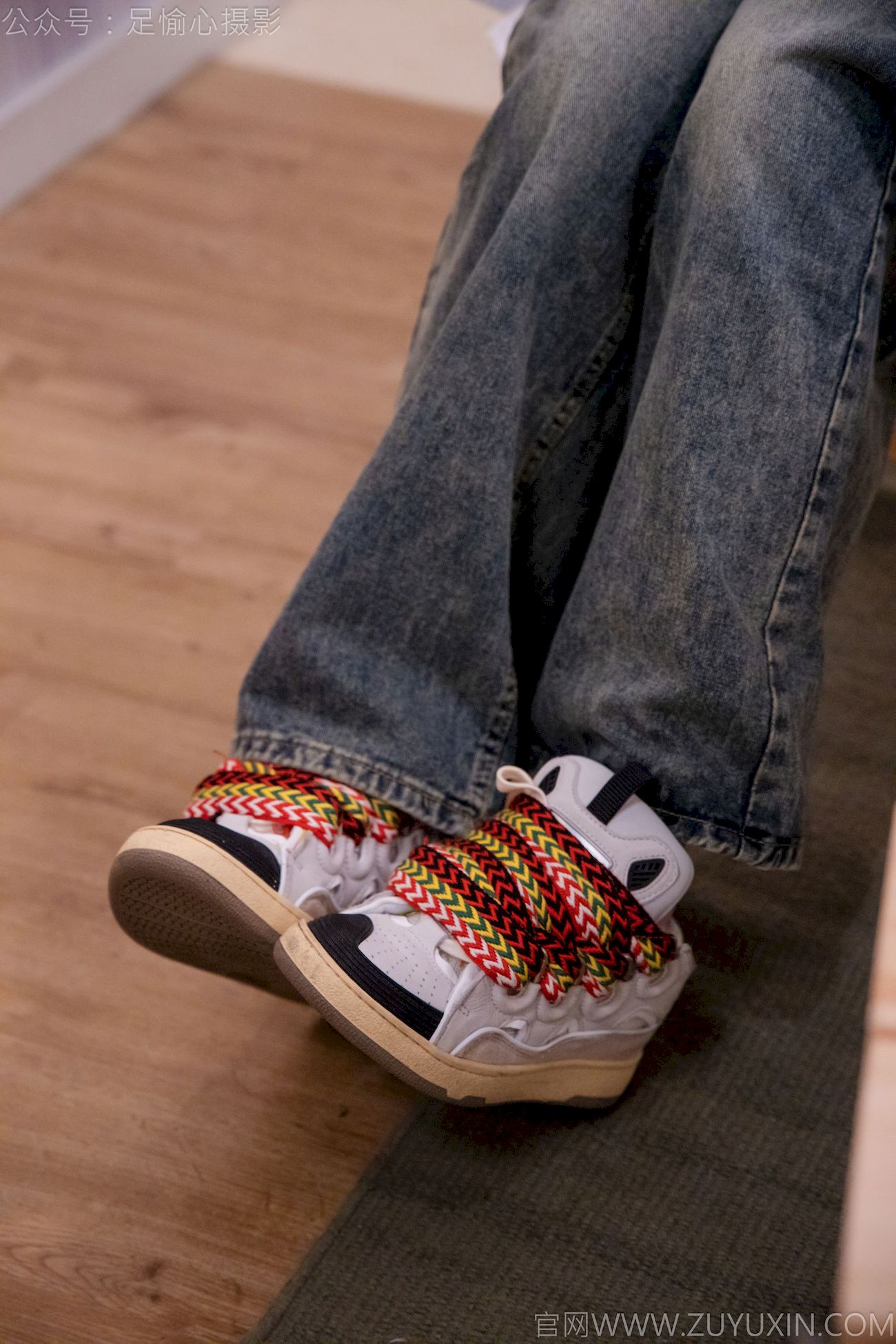 足愉心模特心凌红色上衣牛仔长裤裸足福利写真-薇薇部落