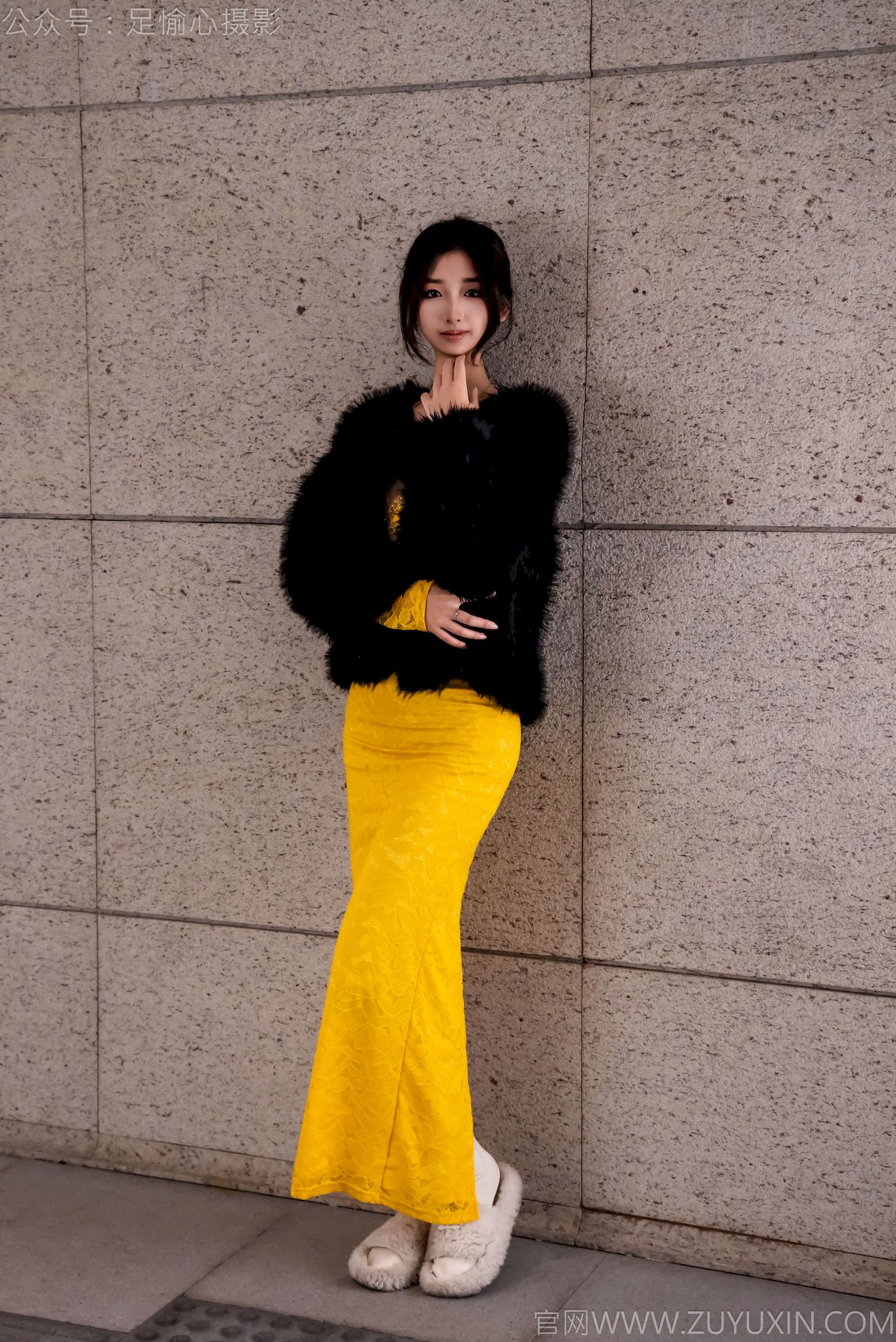 足愉心模特星朵黑色毛衫黄色连衣裙裸足摄影-薇薇部落