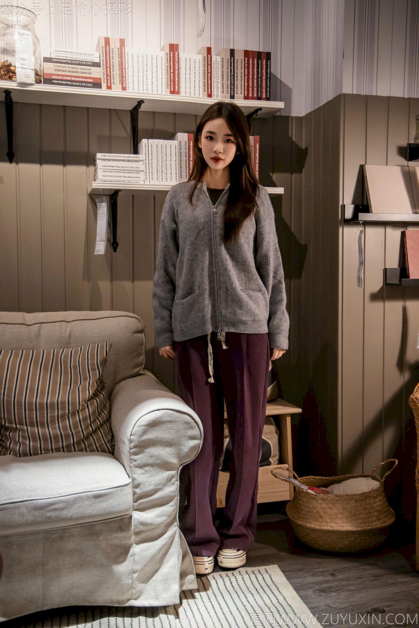 足愉心模特软软灰色针织开衫慵懒风‌日常穿搭-薇薇部落